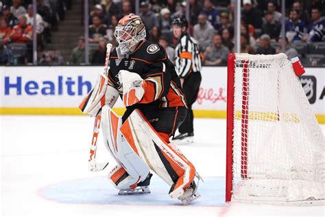 nhl starting goalies tonight.